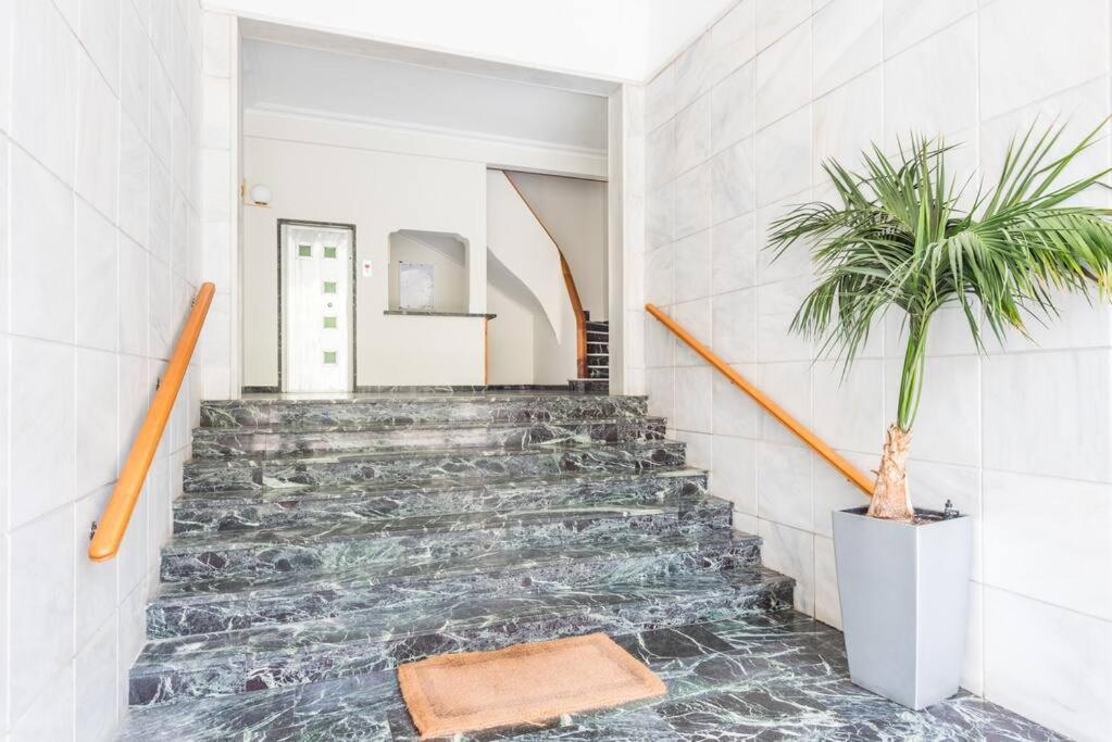 Modern Spacious Apt In Атина Екстериор снимка