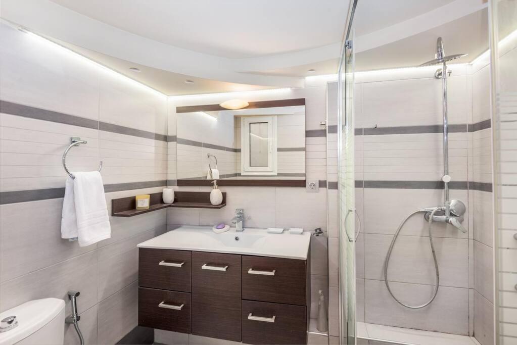 Modern Spacious Apt In Атина Екстериор снимка