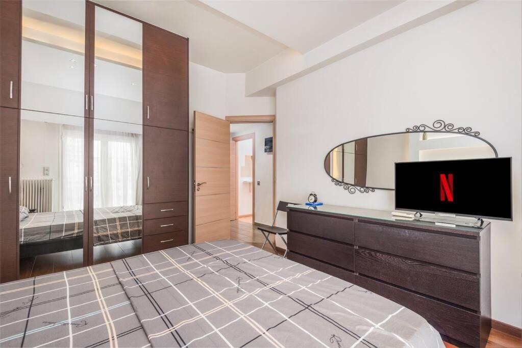 Modern Spacious Apt In Атина Екстериор снимка